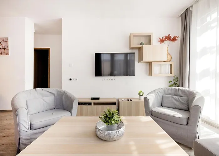 Bright Top Floor Home With Parking