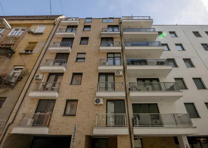 Bright Top Floor Home With Parking