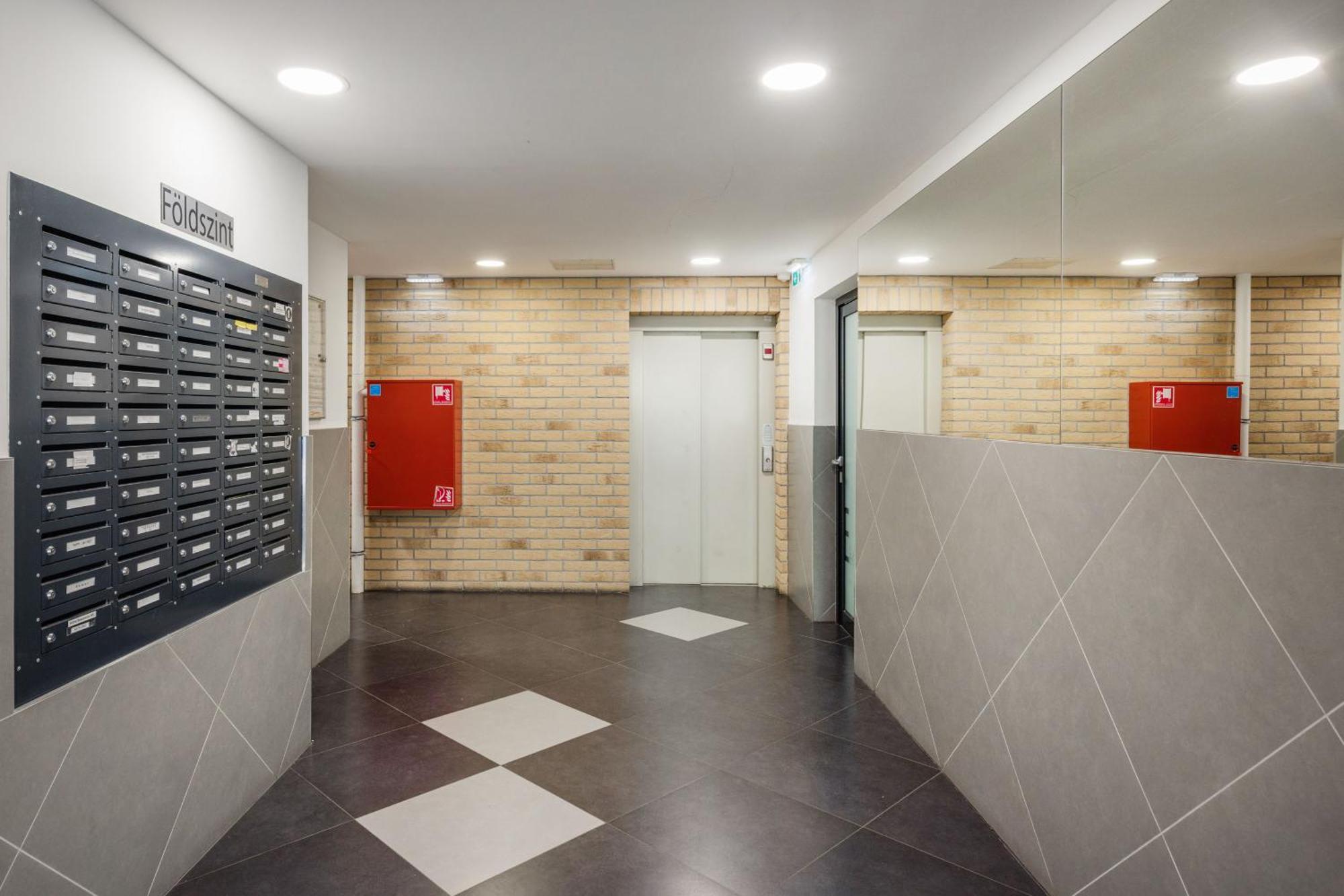 Bright Floor With Parking Appartamento
