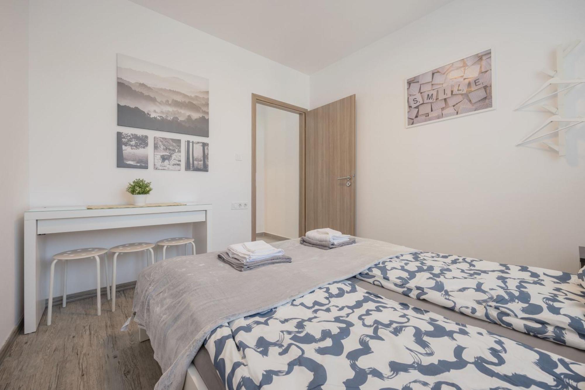 Bright Floor With Parking Apartment *
